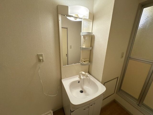 コンパクトで使いやすい洗面所 エスポアロイヤル