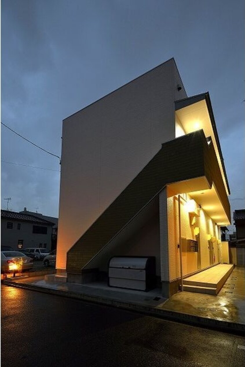 夜の外観です BREEZE(ブリーズ)