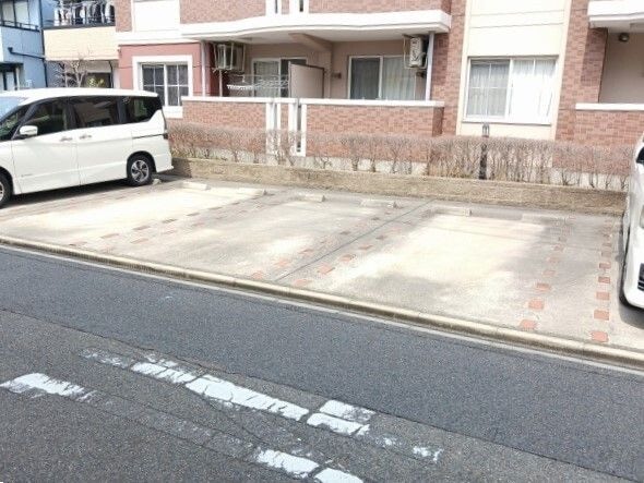 駐車場があるので、車を買う予定の方も安心です ラ・ビアージュ