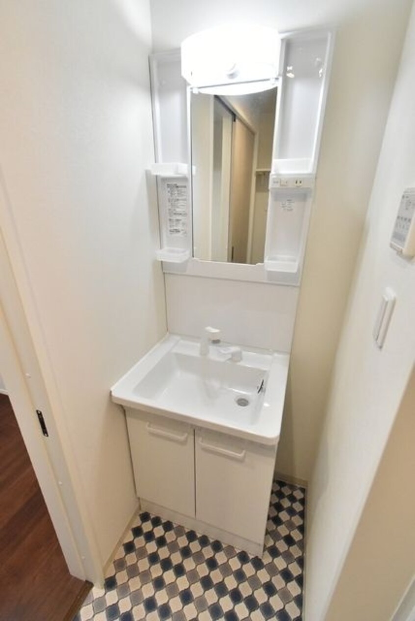 独立洗面台、小物を置くことができて便利です Ｃｈｅｒｉｍ黄金