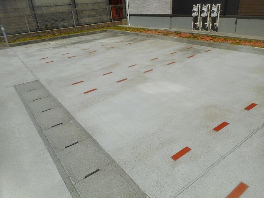 駐車スペースもあります アルバ　Ａ