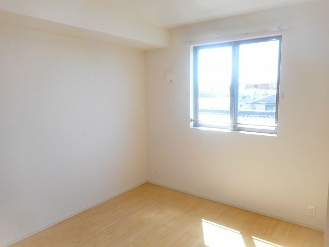 落ち着いた色調の寝室です アルバ　Ａ