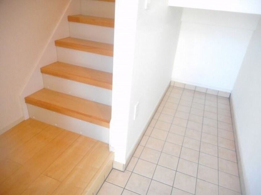 明るい玄関です アルバ　Ａ