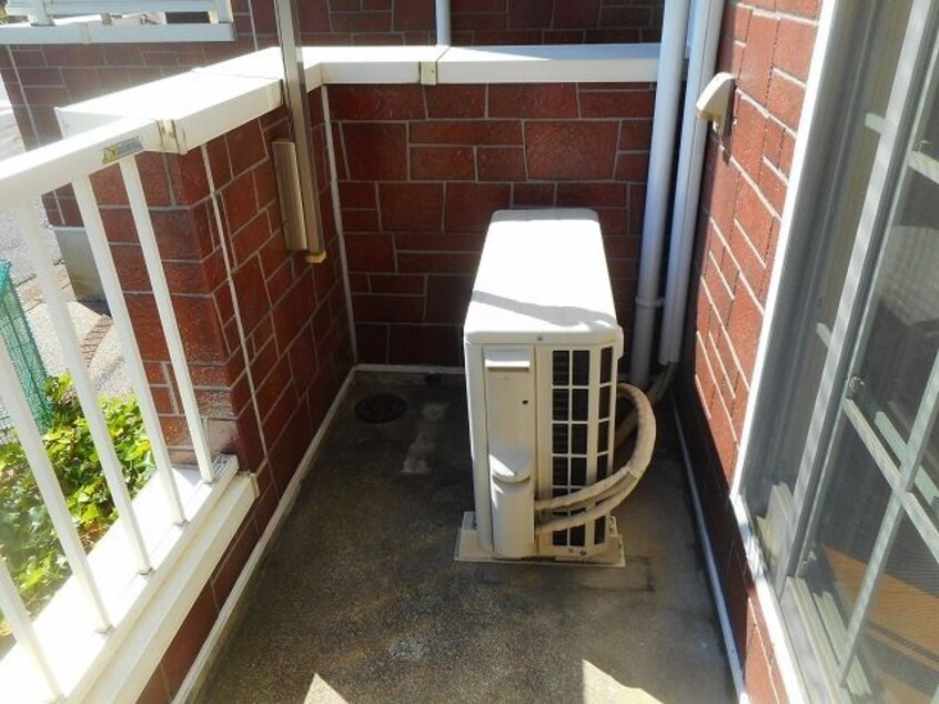 暖かな日差しのふりそそぐバルコニー パークサイド寛政