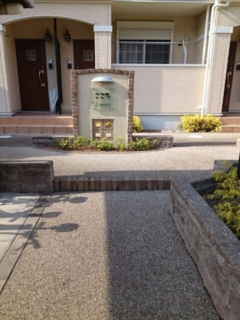 落ち着いたエントランスです こころ