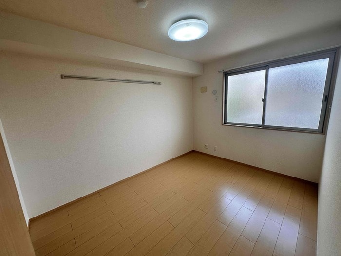 ゆったりした洋室です アウスレーゼ