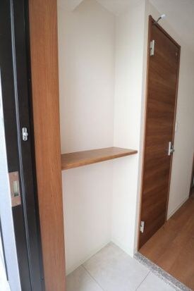 玄関先のちょっとした置き場が嬉しい ビアンコネロ