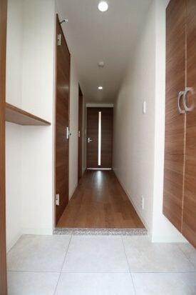 収納もある玄関です ビアンコネロ