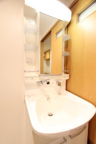 明るい洗面所です ベルラフィネ