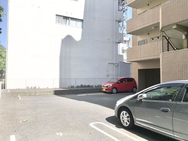 駐車場があるので、車を買う予定の方も安心です ラ・ナチュール