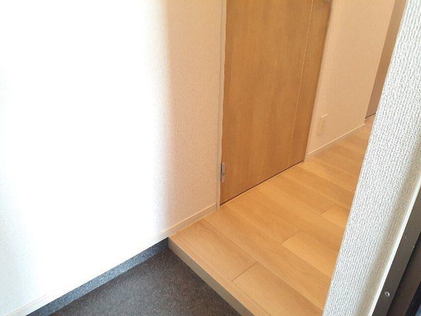 収納もある玄関です ルピナス