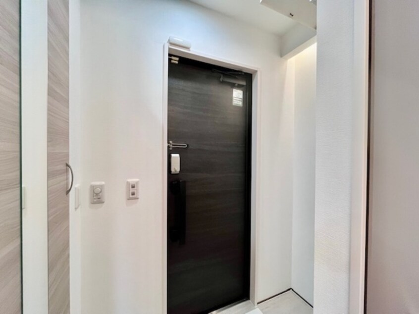 収納もある玄関です マリポーサ高畑A