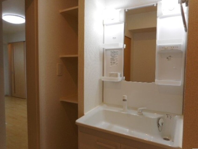 明るい洗面所です アルモニー