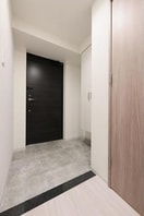 収納もある玄関です パークアクシス名古屋山王一丁目