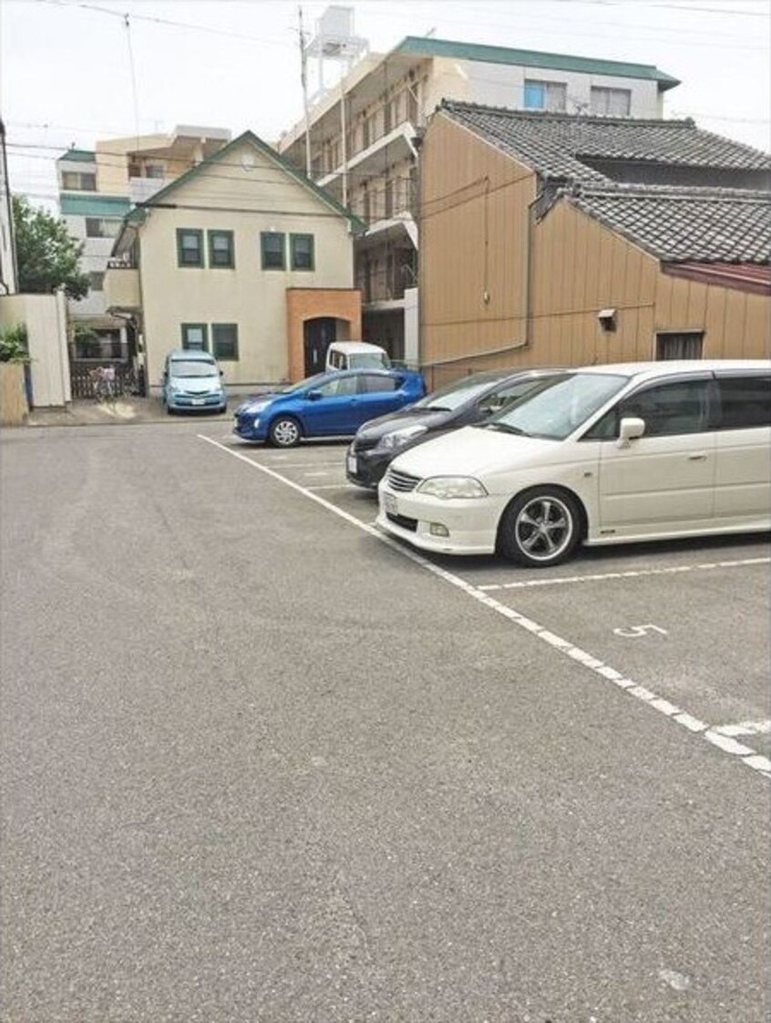 駐車場があるので、車を買う予定の方も安心です エルメゾン東海通