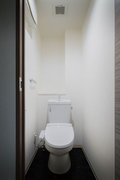 落ち着いた色調のトイレです S-FORT熱田六番