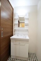 朝の身支度には欠かせない独立洗面化粧台 ビアンコネロ