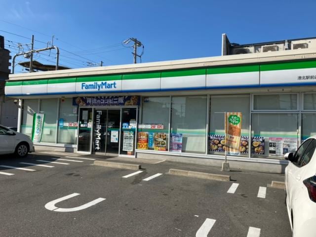 ファミリーマート港北駅前店(コンビニ)まで370m ライフステージ川間