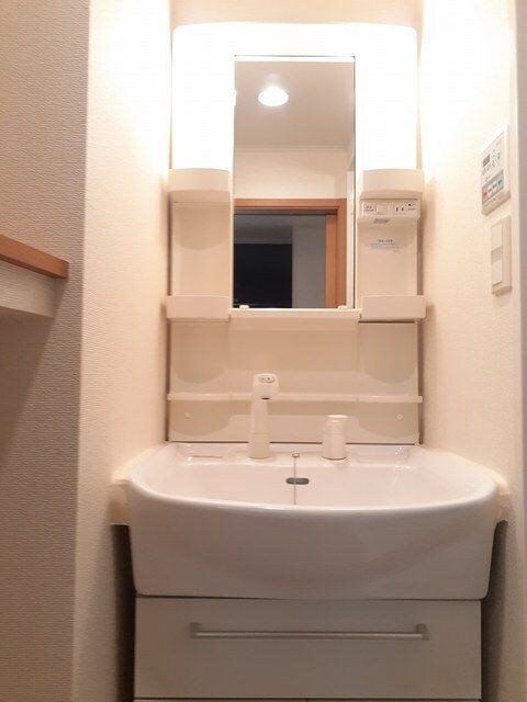 ゆったりとスペースのある洗面所 メゾンＫ．Ｓ