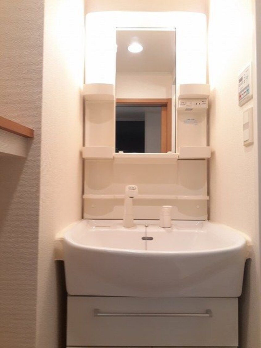 ゆったりとスペースのある洗面所 メゾンＫ．Ｓ