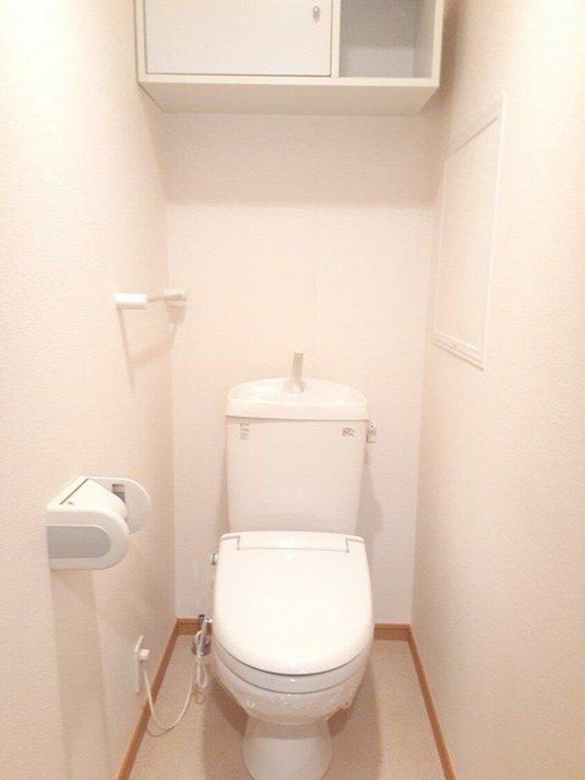 落ち着いた色調のトイレです メゾンＫ．Ｓ