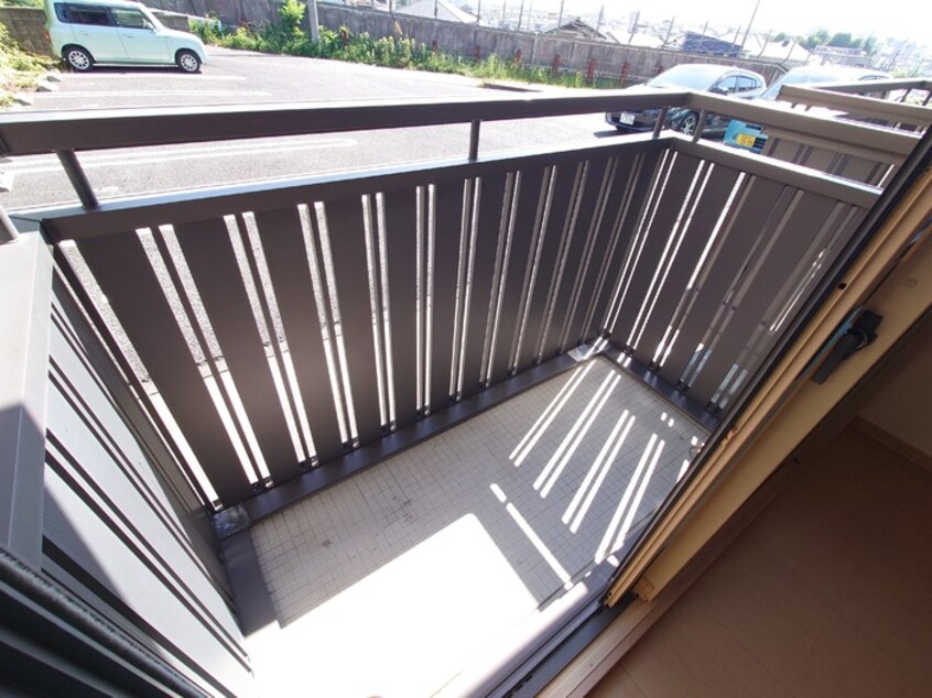 開放的で明るい空間を演出してくれるバルコニーです ハレクノ梶田