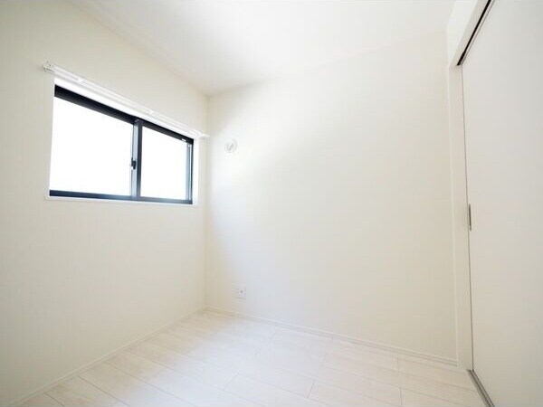 広くて明るい寝室 ル・シェール南名古屋