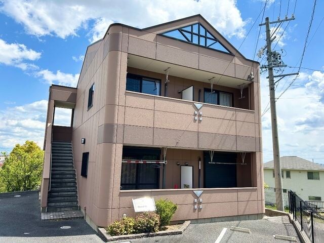 建物外観を気になさる方へ、見た目の良い物件です フローラル・ハイツ