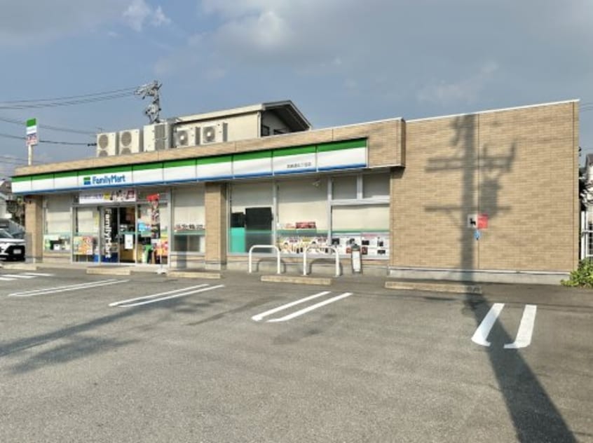 ファミリーマート宮崎通五丁目店(コンビニ)まで302m シャトレ大堀