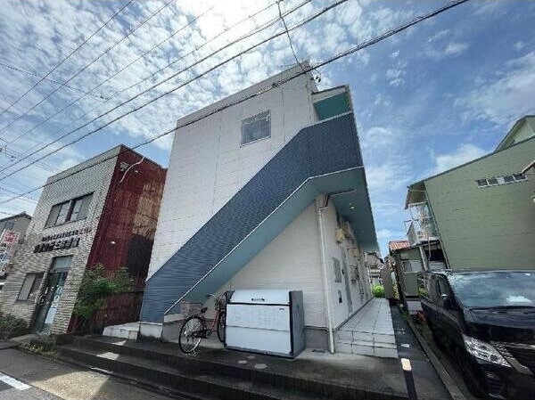 外観は落ち着いています charmant