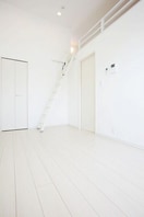 明るい色調の室内です charmant