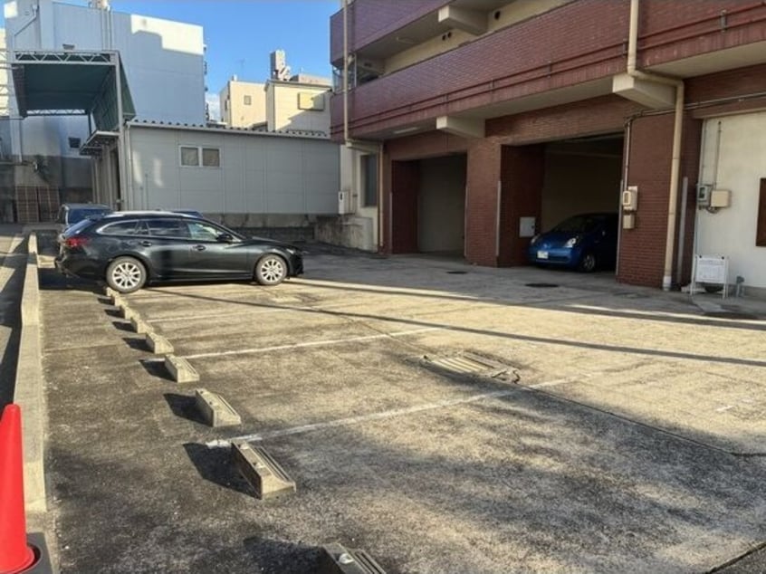 車をお持ちの方に嬉しい駐車場付きの物件です ビックベン旗屋ビル