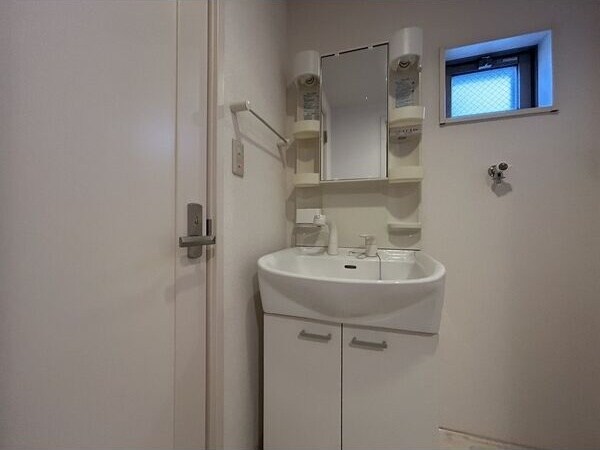 明るい洗面所です クレフラスト鶴里