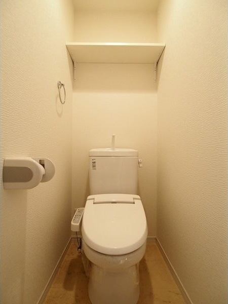 落ち着いた色調のトイレです アーバンコート亀城