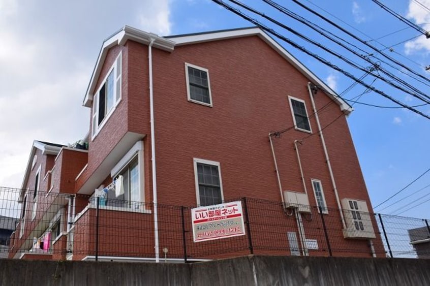 落ち着いた雰囲気の外観です クレストヒルズ