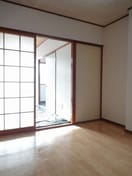 こちらのリビングで趣味の時間をお楽しみください ヴァンベール二番館