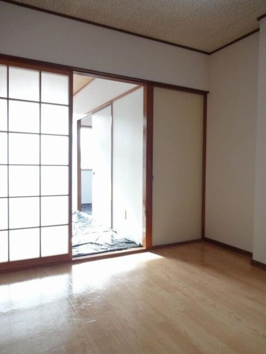 こちらのリビングで趣味の時間をお楽しみください ヴァンベール二番館