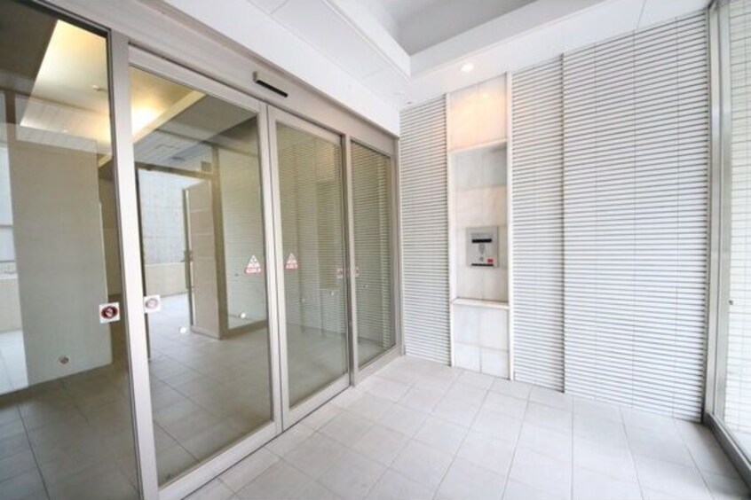 清潔なエントランスです プラウランド堀田