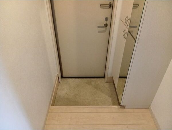 シンプルで使いやすい玄関です LUNA　FORZA神宮西