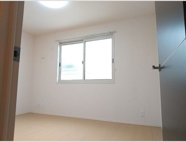 落ち着いた色調の寝室です クレセール