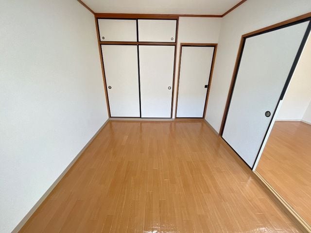 落ち着いた色調の寝室です エクセルハイム