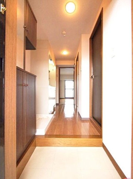 収納もある玄関です クレストステージ瑞穂