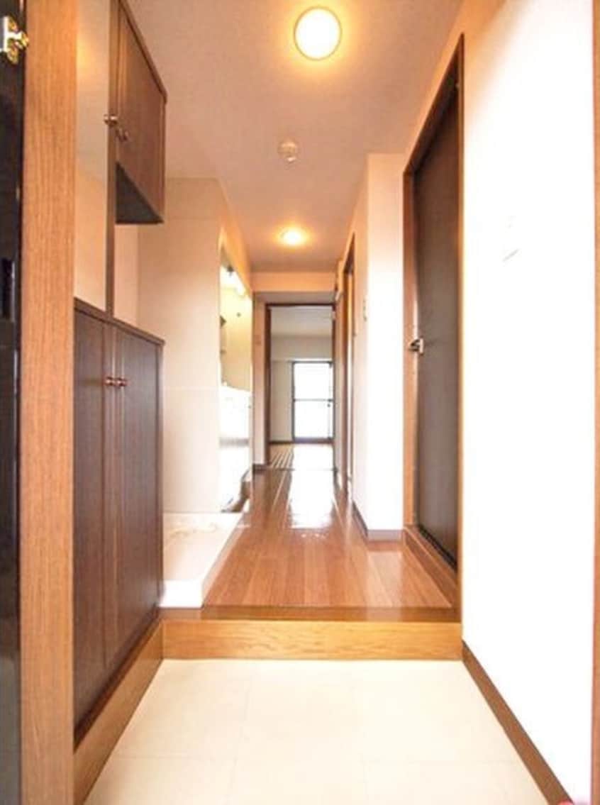 収納もある玄関です クレストステージ瑞穂