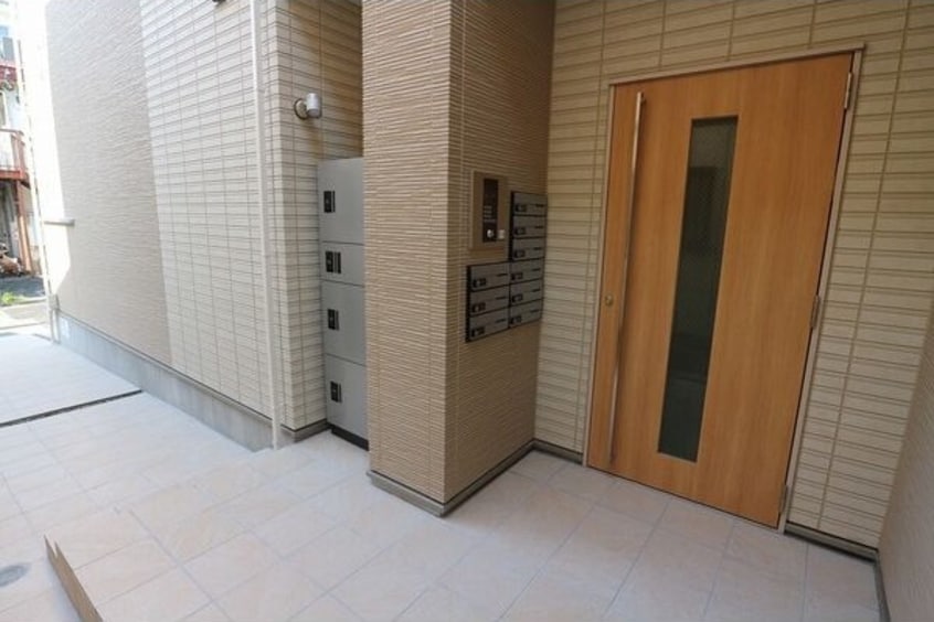 落ち着いたエントランスです REGALEST三番町