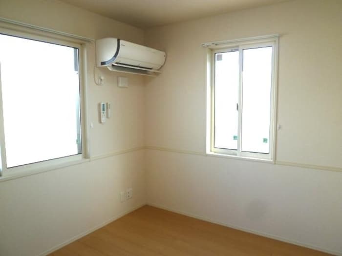 広くて明るい寝室 アバンサール