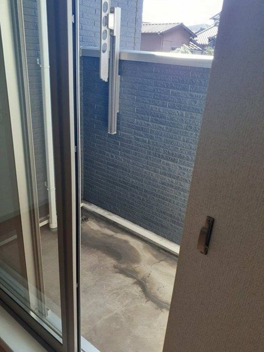 外からの目が気にならないバルコニーで洗濯物が干せます サンビレッジ前畑