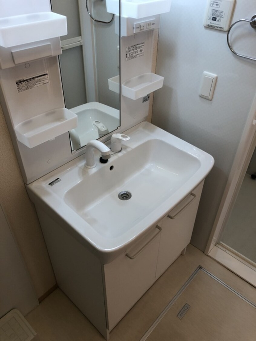 ゆったりとスペースのある洗面所 碧エイト