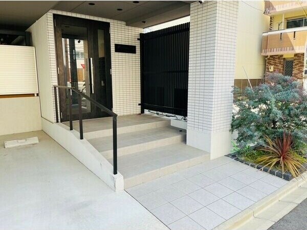 毎日通るエントランスはこのようになっています La　Veriteノムラ大喜新町