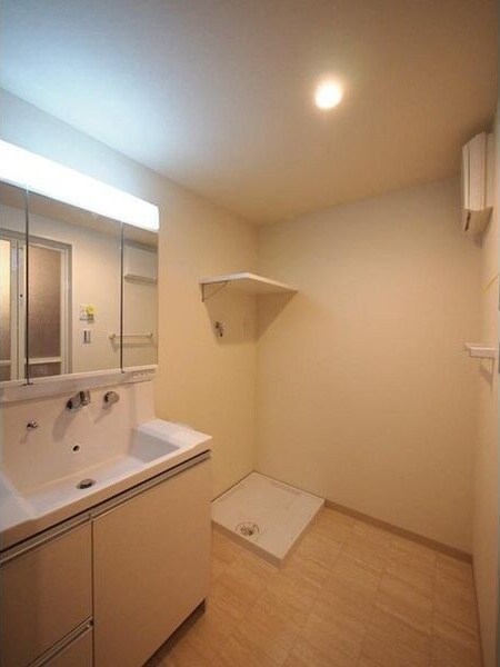 明るい洗面所です オルソパール伝馬