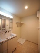 明るい洗面所です オルソパール伝馬